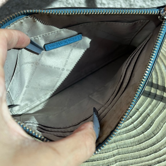 ꧁ Michael Kors Bedford Large Leather Zip Clutch in ‘Sky Blue’ ꧂ - Picture 3 of 7